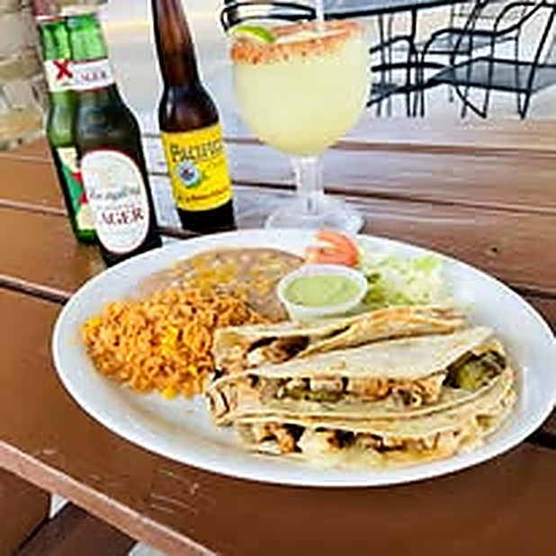 Tacos plate with drinks